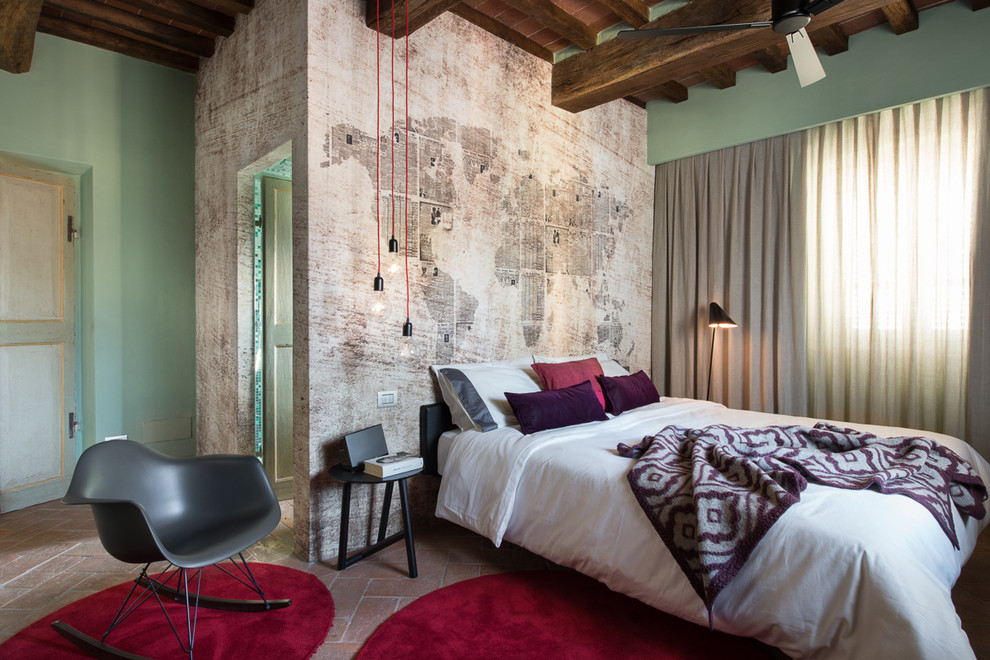 フィレンツェにある広いコンテンポラリースタイルのおしゃれな主寝室 (マルチカラーの壁、テラコッタタイルの床) のレイアウト