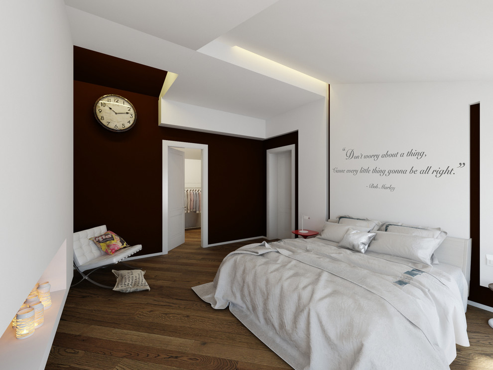 Foto de dormitorio principal contemporáneo con paredes blancas y suelo de madera en tonos medios