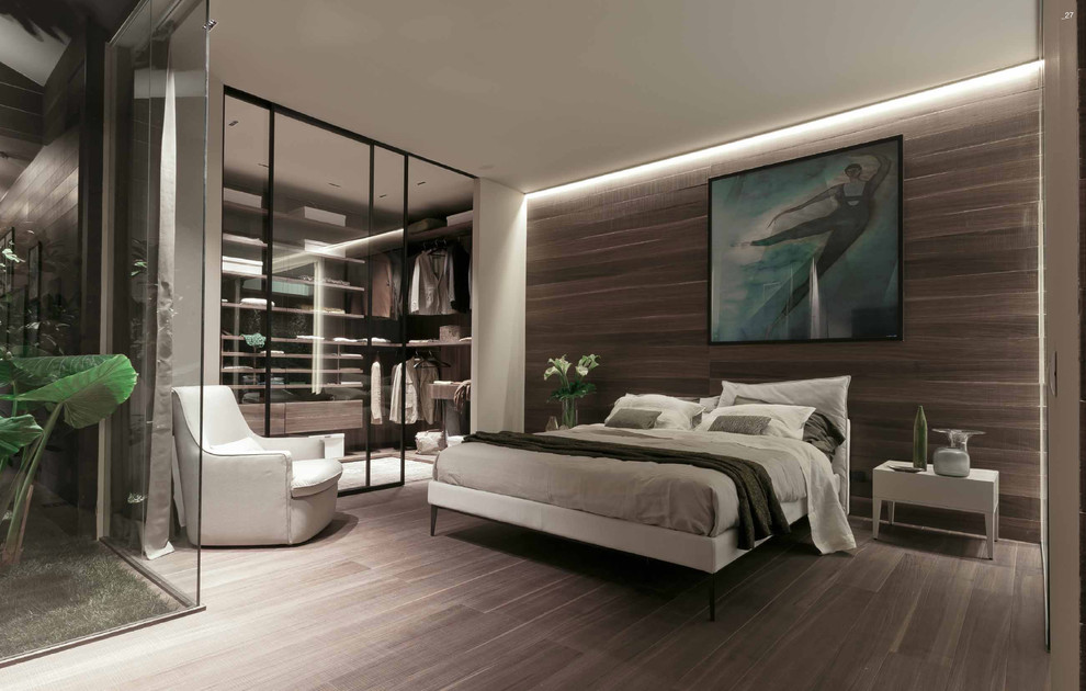 Стильный дизайн: хозяйская спальня в современном стиле с темным паркетным полом - последний тренд