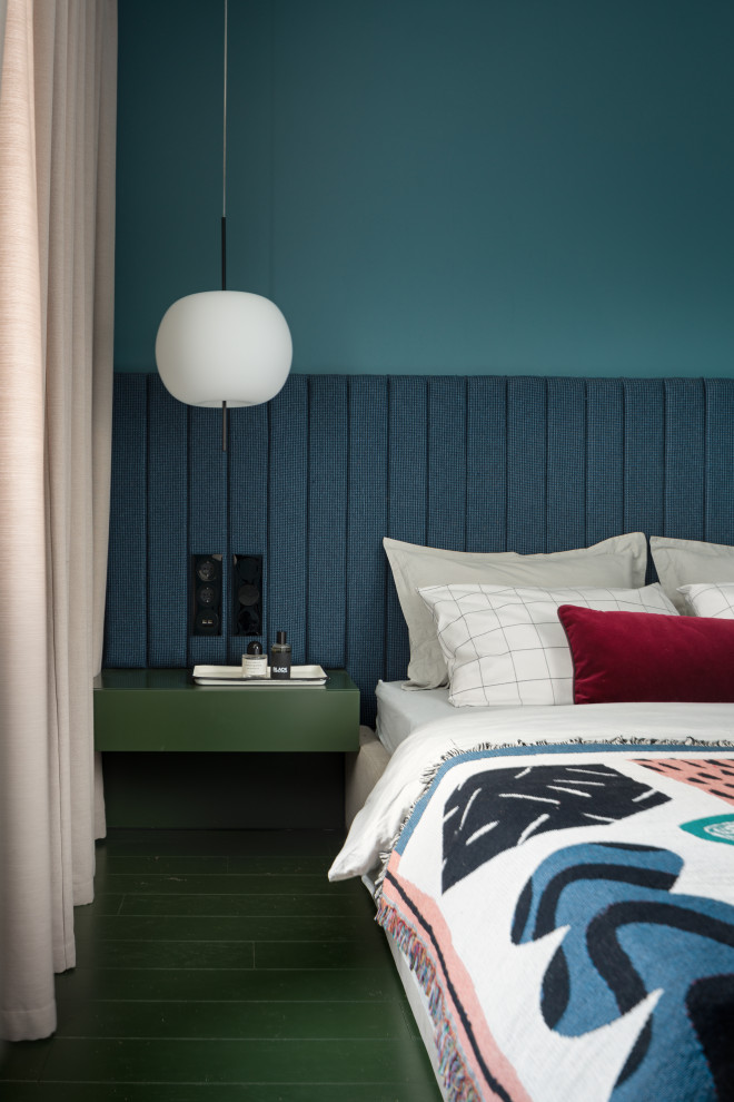 Пример оригинального дизайна: хозяйская спальня среднего размера в современном стиле с синими стенами, деревянным полом и зеленым полом без камина