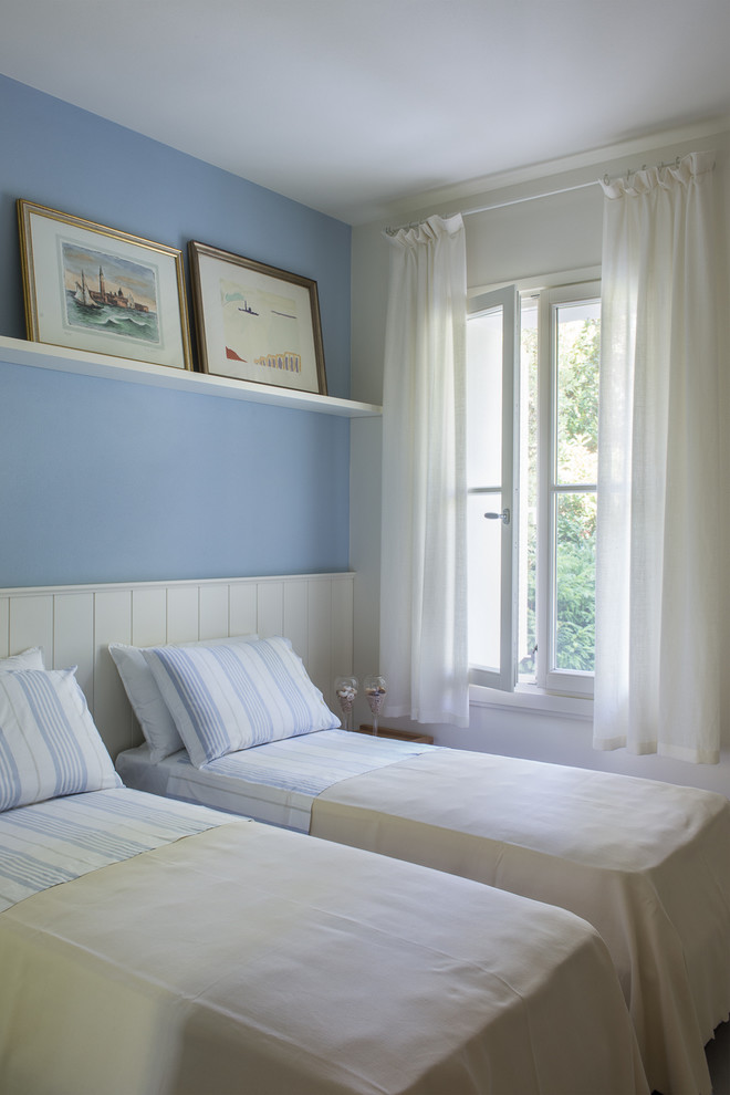 Diseño de habitación de invitados marinera de tamaño medio con paredes azules