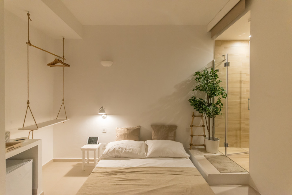 Idee per una camera da letto stile loft mediterranea di medie dimensioni con pareti bianche, pavimento in gres porcellanato, nessun camino e pavimento beige