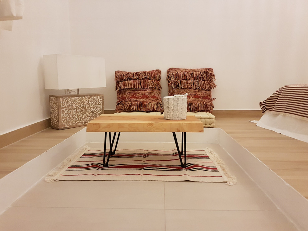 Idee per una camera da letto stile loft mediterranea di medie dimensioni con pareti bianche, pavimento in gres porcellanato, nessun camino e pavimento beige