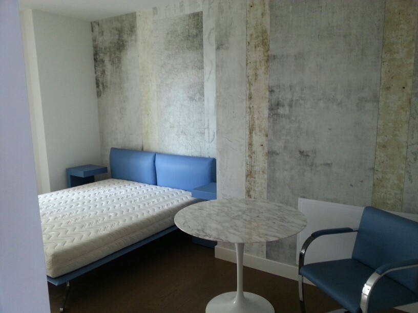 На фото: большая хозяйская спальня в современном стиле с белыми стенами и паркетным полом среднего тона
