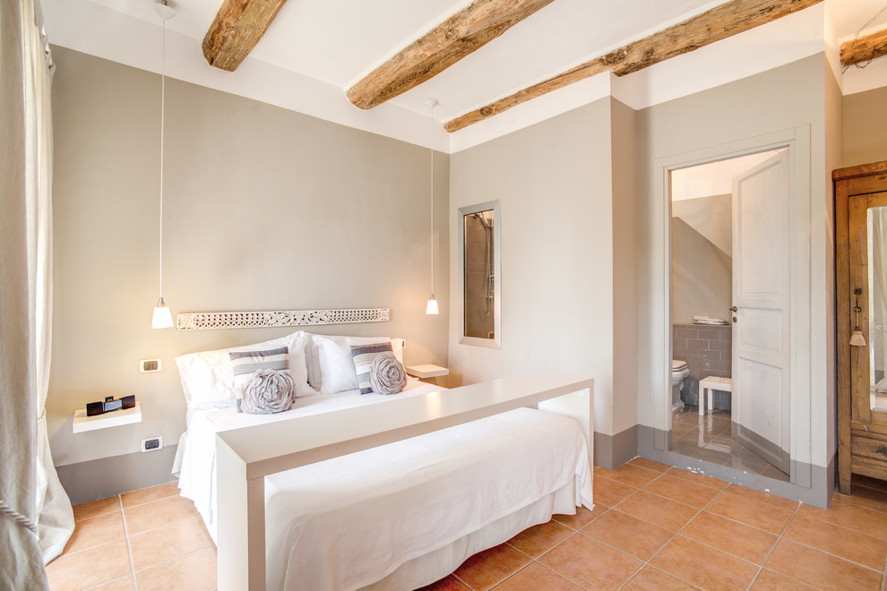 ローマにある中くらいなカントリー風のおしゃれな主寝室 (ベージュの壁、セラミックタイルの床)
