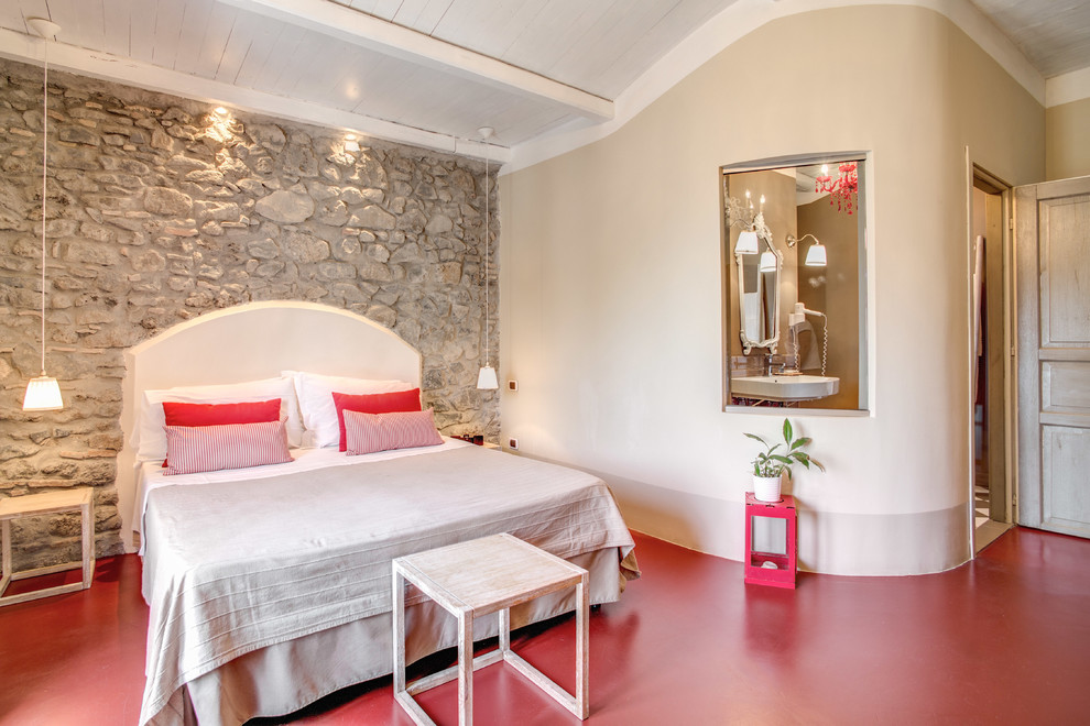 Immagine di una grande camera matrimoniale country con pareti beige