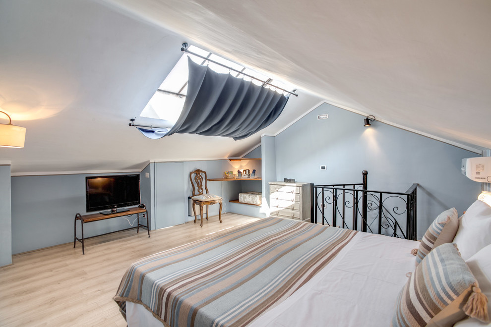 Diseño de dormitorio principal de estilo de casa de campo de tamaño medio con suelo de madera clara