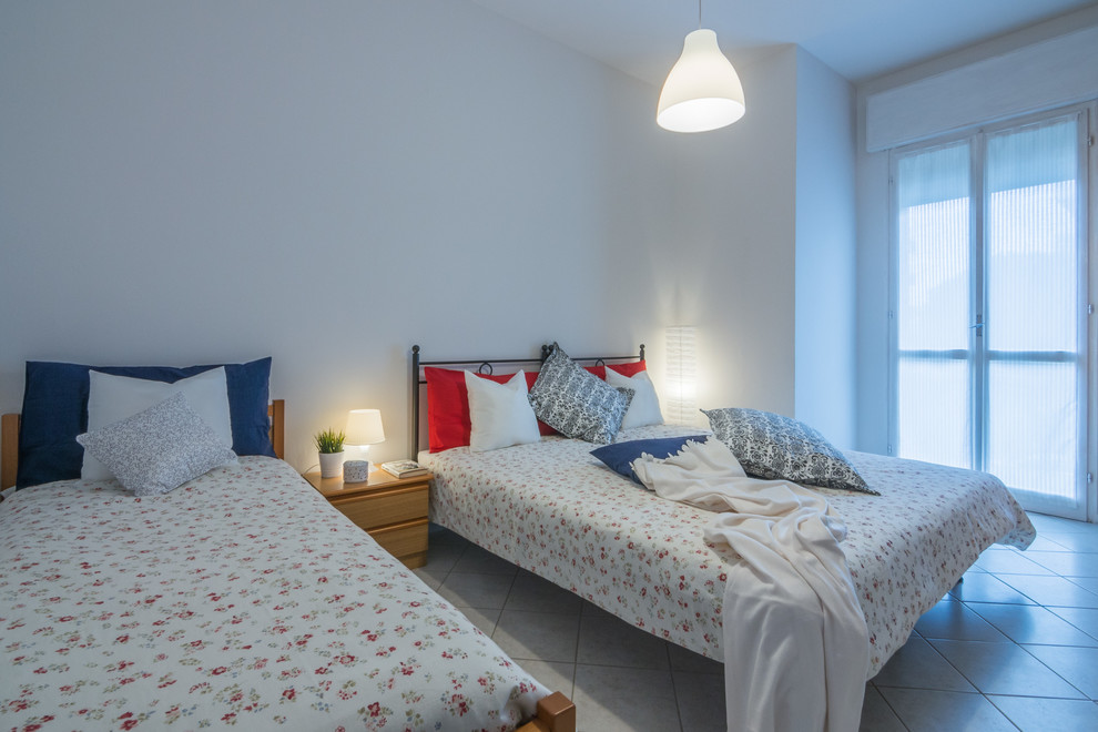 ボローニャにある小さな地中海スタイルのおしゃれな主寝室 (白い壁、セラミックタイルの床、暖炉なし) のインテリア