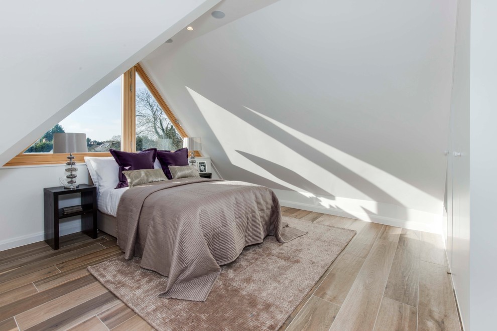 Klassisches Schlafzimmer mit weißer Wandfarbe und braunem Boden in London