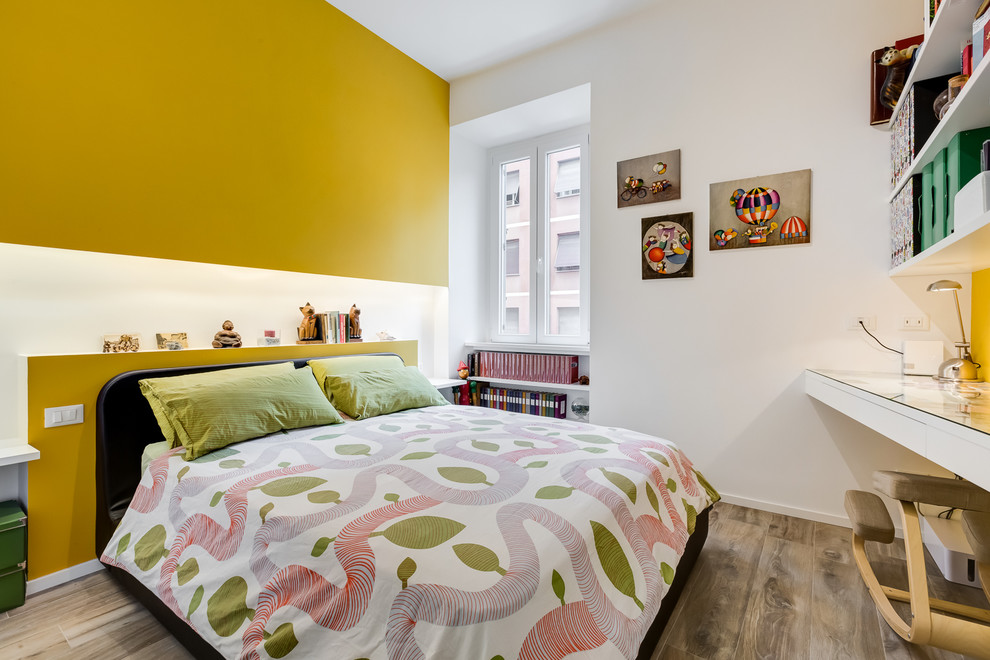 Cette photo montre une chambre parentale tendance de taille moyenne avec un sol en carrelage de porcelaine, un mur jaune et un sol marron.