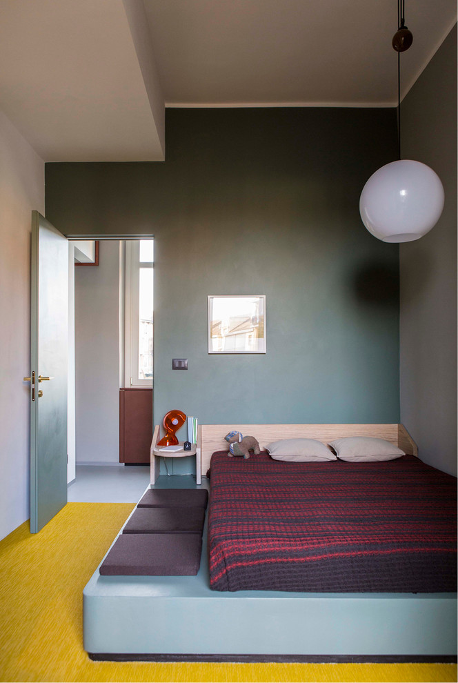 トゥーリンにある中くらいなミッドセンチュリースタイルのおしゃれな主寝室 (緑の壁、カーペット敷き) のレイアウト