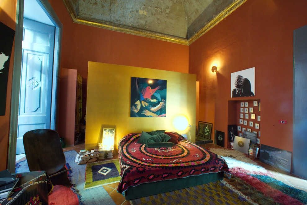 Immagine di una camera da letto eclettica