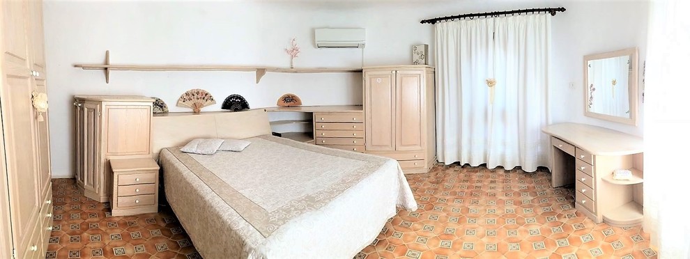 Ispirazione per una grande camera matrimoniale mediterranea con pareti bianche, pavimento con piastrelle in ceramica e pavimento beige