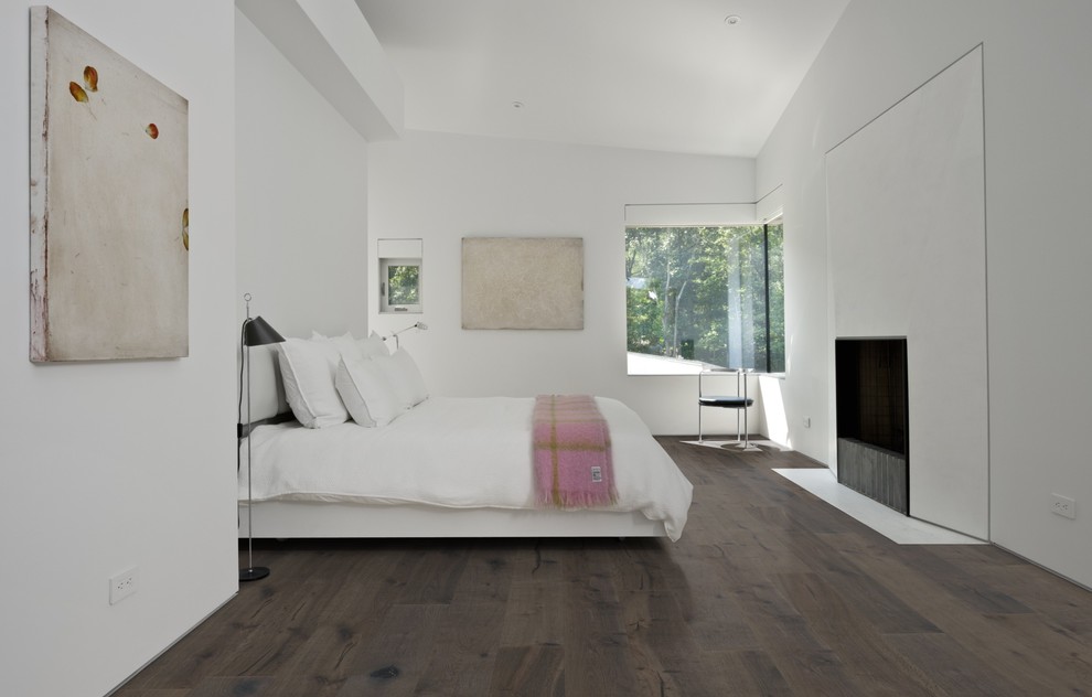 Ispirazione per una grande camera matrimoniale scandinava con pavimento in legno verniciato e pavimento marrone