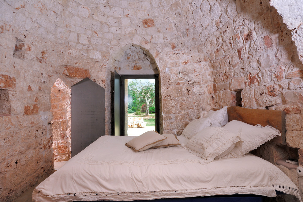 Источник вдохновения для домашнего уюта: хозяйская спальня среднего размера в средиземноморском стиле с бежевыми стенами