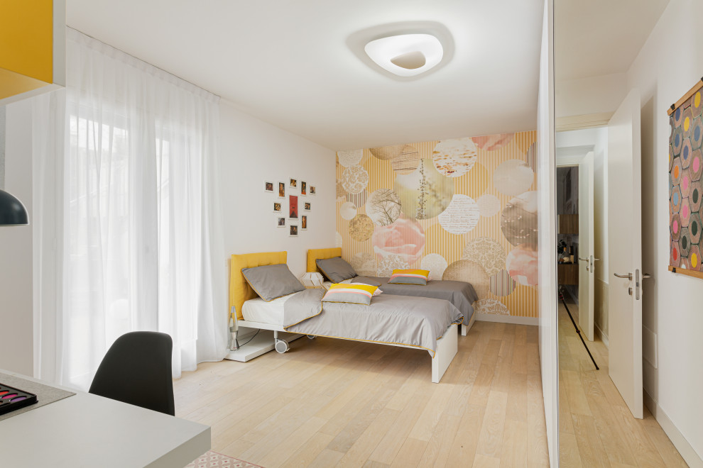Cette image montre une chambre parentale design de taille moyenne avec un mur blanc et un sol beige.
