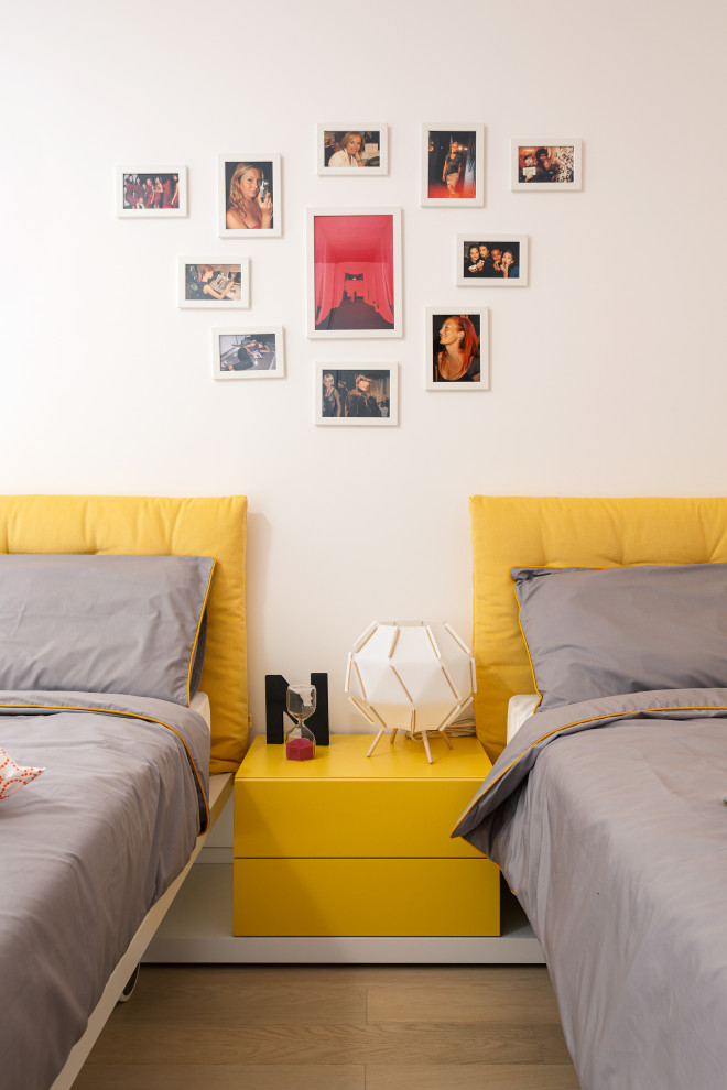 Cette photo montre une chambre parentale tendance de taille moyenne avec un mur blanc et un sol beige.