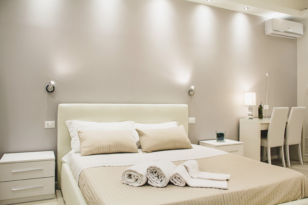 Idee per una camera matrimoniale minimal di medie dimensioni con pareti bianche, pavimento in gres porcellanato e pavimento marrone