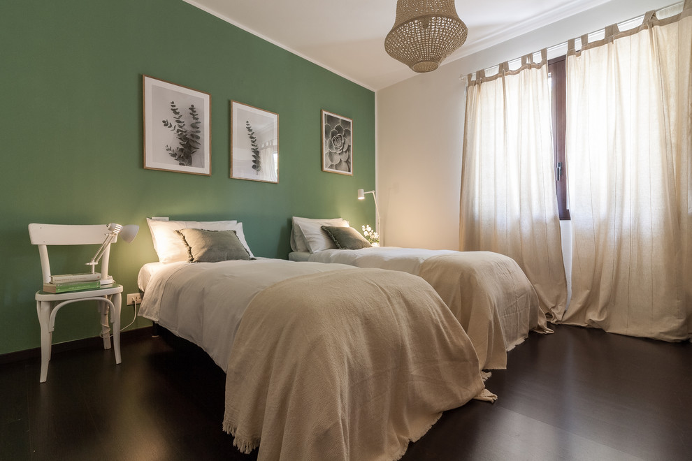 Пример оригинального дизайна: огромная хозяйская спальня в скандинавском стиле с зелеными стенами, темным паркетным полом и коричневым полом