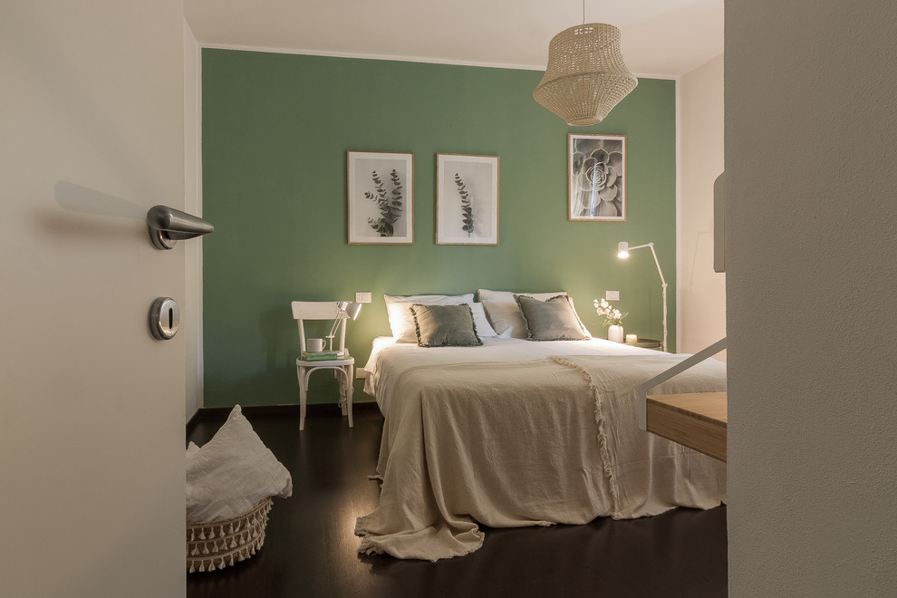 Foto de dormitorio principal escandinavo extra grande con paredes verdes, suelo de madera oscura y suelo marrón