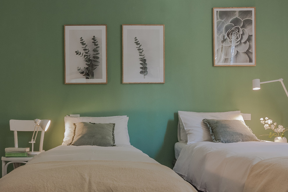 На фото: огромная хозяйская спальня в скандинавском стиле с зелеными стенами, темным паркетным полом и коричневым полом с