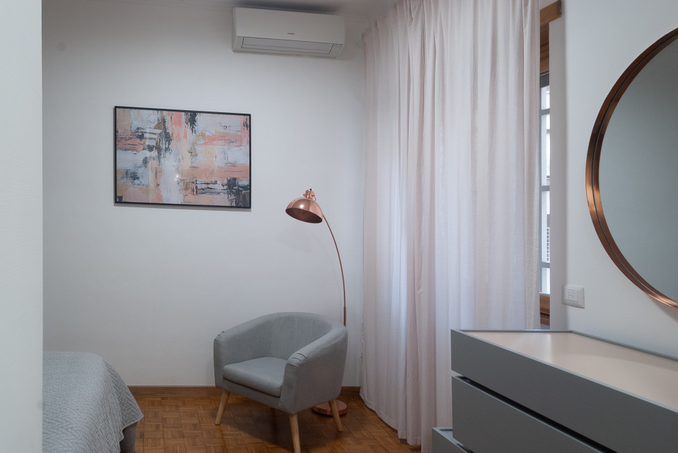 Источник вдохновения для домашнего уюта: хозяйская спальня среднего размера в стиле модернизм с белыми стенами, светлым паркетным полом и коричневым полом