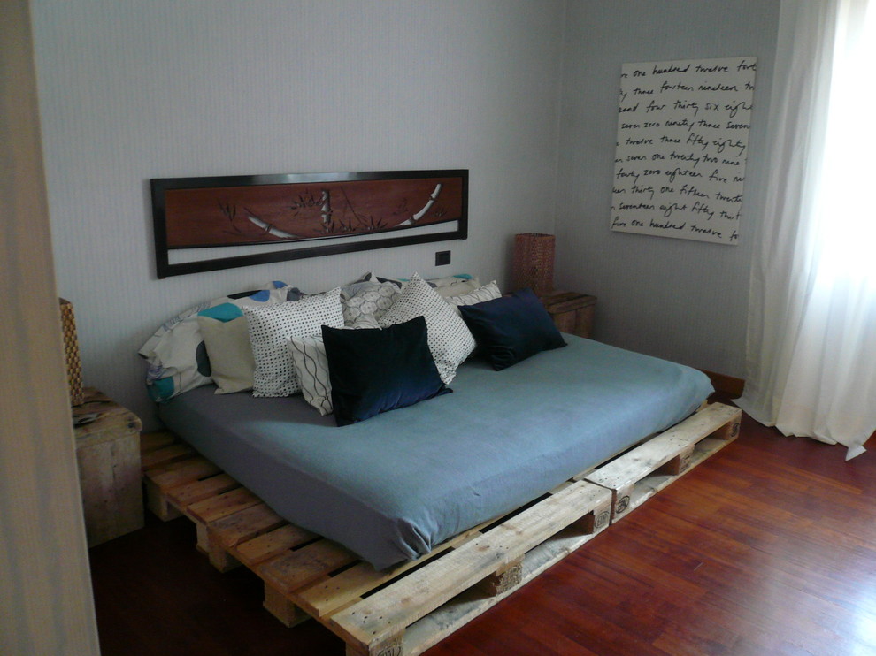 ミラノにあるインダストリアルスタイルのおしゃれな寝室