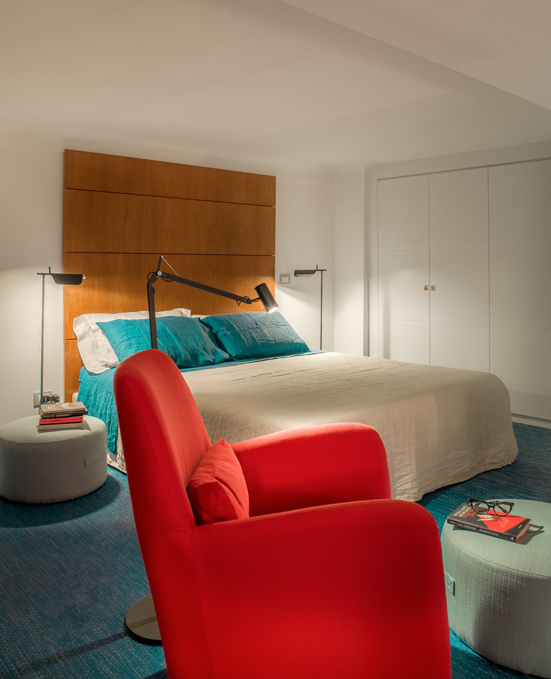Стильный дизайн: маленькая спальня на антресоли в морском стиле с белыми стенами, татами и синим полом для на участке и в саду - последний тренд