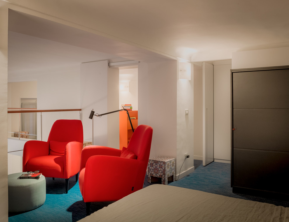 Kleines Maritimes Schlafzimmer im Loft-Style mit weißer Wandfarbe, Tatami-Boden und blauem Boden in Nizza