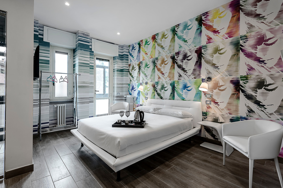 Idee per una camera matrimoniale minimalista di medie dimensioni con pareti multicolore, pavimento con piastrelle in ceramica e pavimento multicolore