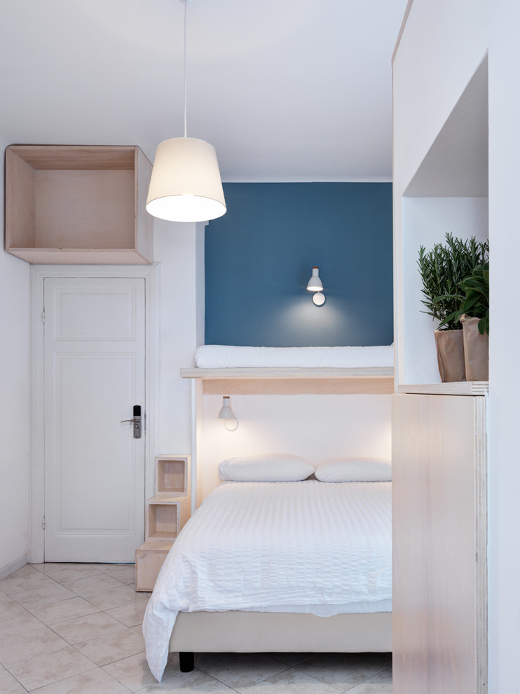 Immagine di una camera matrimoniale minimal di medie dimensioni con pareti blu e pavimento beige