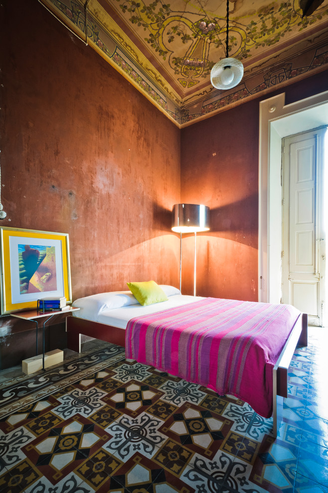 На фото: большая хозяйская спальня в стиле фьюжн с коричневыми стенами, полом из керамической плитки и разноцветным полом без камина с