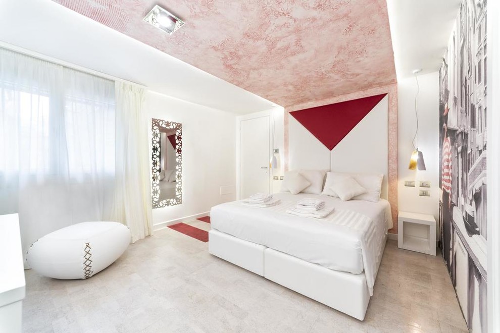 Idee per una piccola camera matrimoniale design con pareti bianche, pavimento in sughero e pavimento bianco