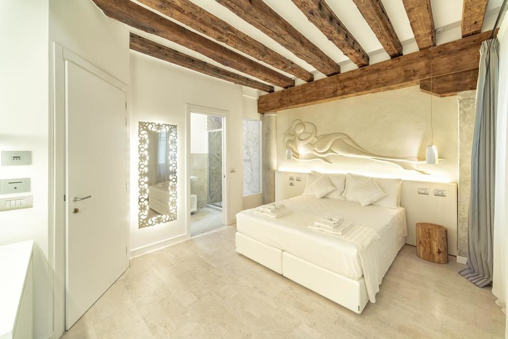 Diseño de dormitorio principal moderno de tamaño medio con paredes blancas, suelo de corcho y suelo blanco
