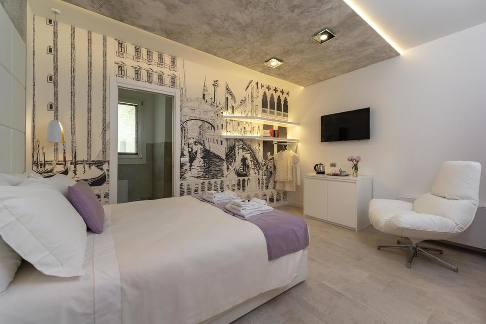 Foto di una piccola camera matrimoniale design con pareti bianche, pavimento in sughero e pavimento bianco