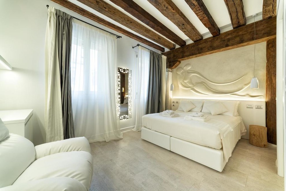 Diseño de dormitorio principal minimalista de tamaño medio con paredes blancas, suelo de corcho y suelo blanco
