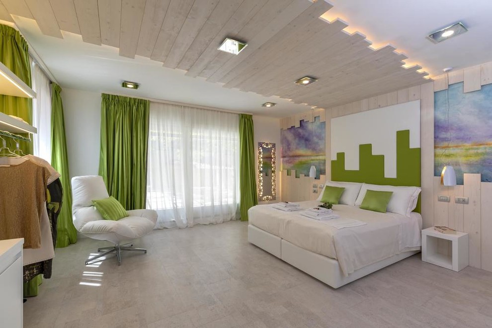 ヴェネツィアにある広いコンテンポラリースタイルのおしゃれな主寝室 (白い壁、コルクフローリング、白い床)