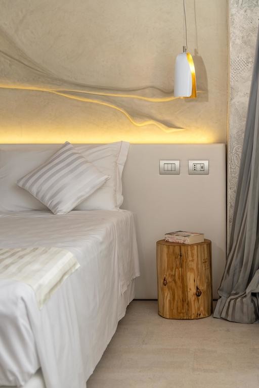 Источник вдохновения для домашнего уюта: хозяйская спальня среднего размера в стиле модернизм с белыми стенами, пробковым полом и белым полом