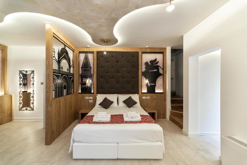 Esempio di una grande camera matrimoniale minimalista con pareti bianche, pavimento in sughero e pavimento bianco