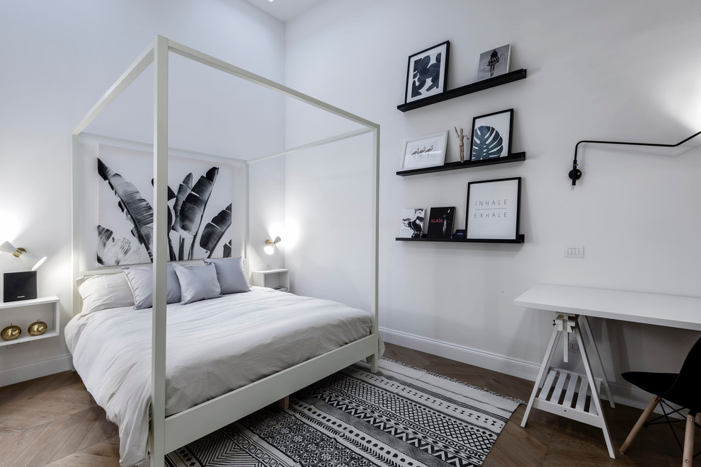 Foto de dormitorio tipo loft contemporáneo de tamaño medio con paredes beige, suelo de madera clara y suelo marrón