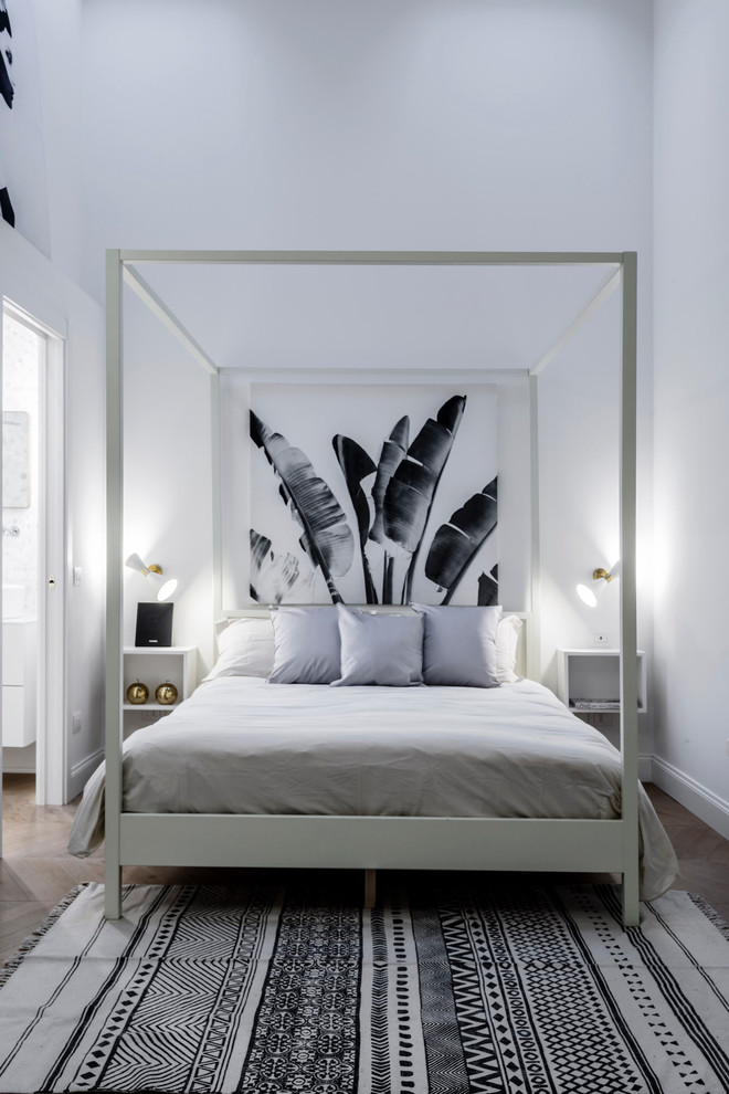 Mittelgroßes Modernes Schlafzimmer mit weißer Wandfarbe in Mailand