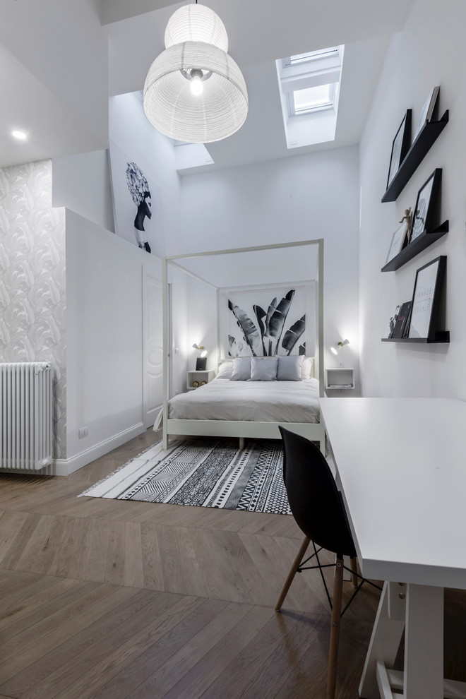 Idee per una camera da letto minimal di medie dimensioni con pareti beige, parquet chiaro e pavimento marrone