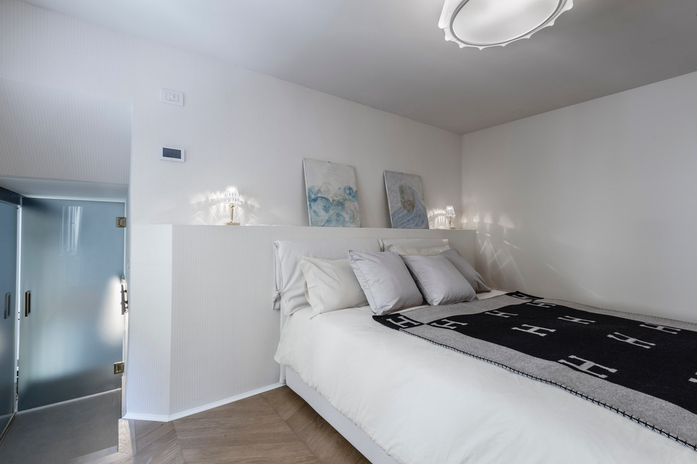 Example of a trendy bedroom design in Milan