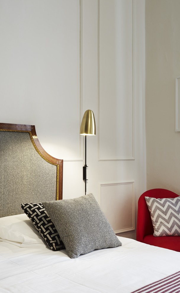 Immagine di una camera degli ospiti moderna di medie dimensioni con pareti bianche, moquette e pavimento marrone