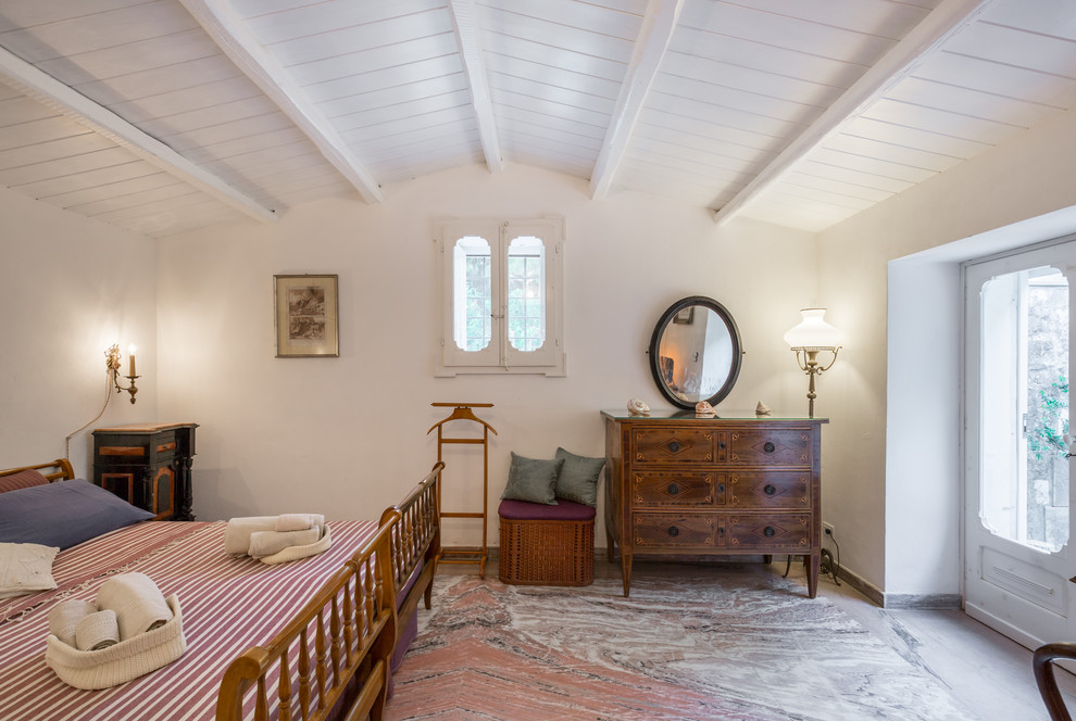 Mediterranes Schlafzimmer mit weißer Wandfarbe in Sonstige