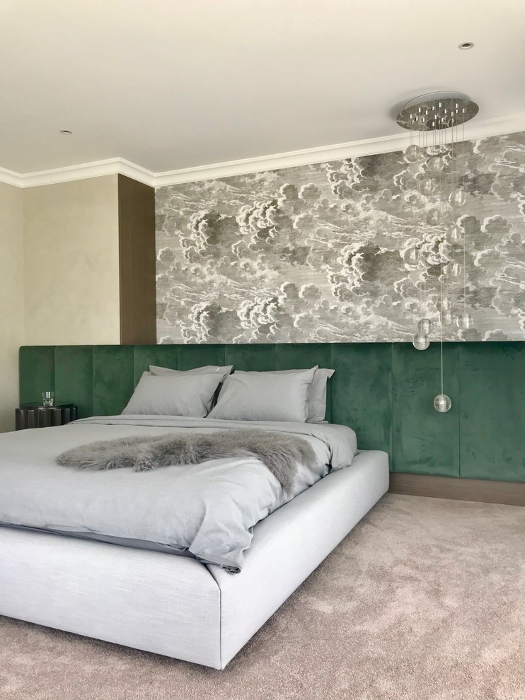Идея дизайна: хозяйская спальня в современном стиле с ковровым покрытием, серым полом и разноцветными стенами