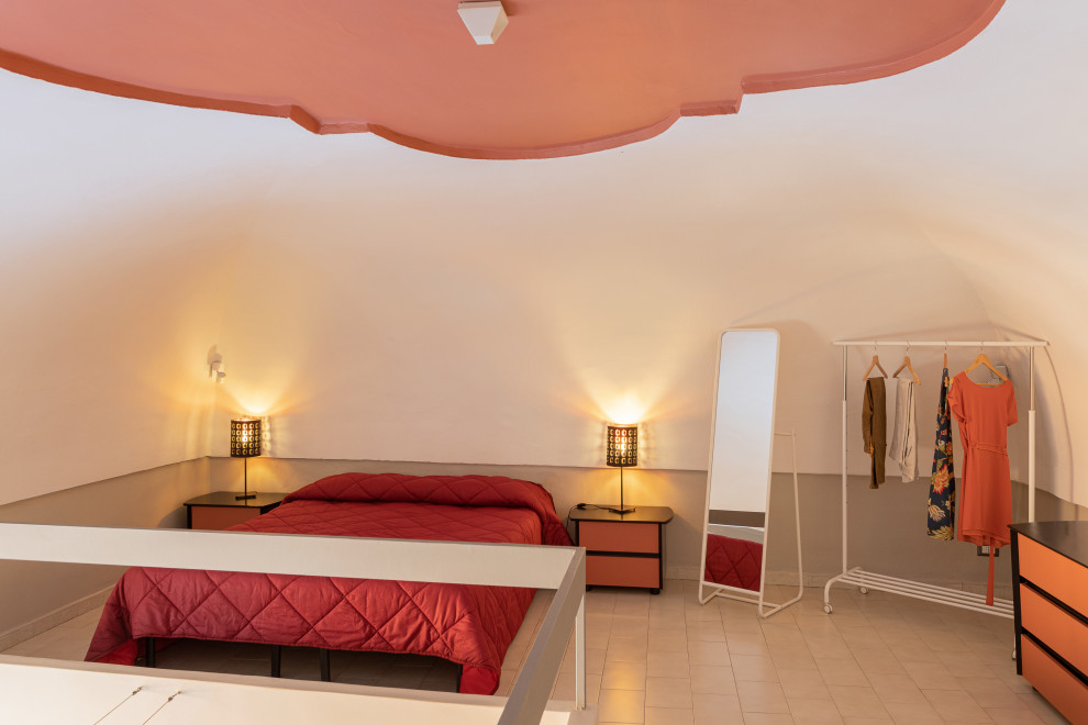 Esempio di una camera matrimoniale moderna di medie dimensioni con pareti multicolore, pavimento in gres porcellanato e pavimento beige