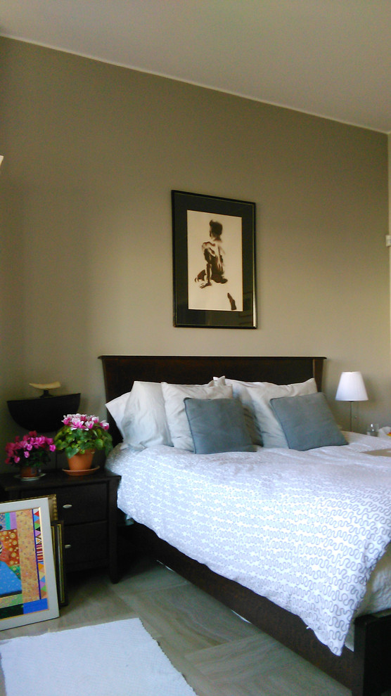 Foto de dormitorio principal nórdico pequeño con paredes marrones y suelo de mármol