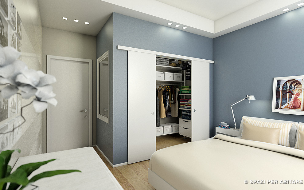 Mittelgroßes Modernes Hauptschlafzimmer mit bunten Wänden und braunem Holzboden in Sonstige