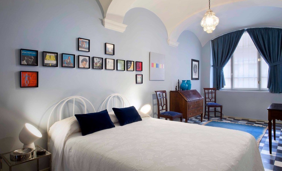 Foto di una camera matrimoniale bohémian con pareti blu, moquette e pavimento blu